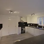 Проживание в семье Contractor In Bs16