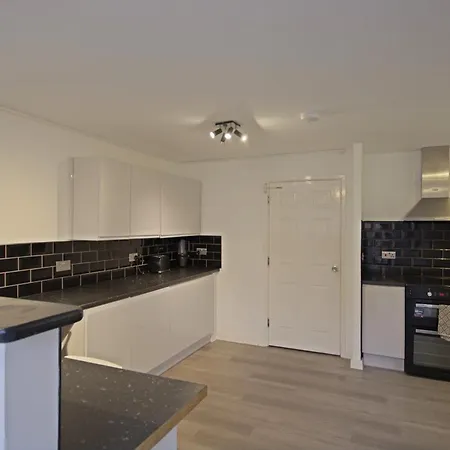 Contractor In Bs16 *