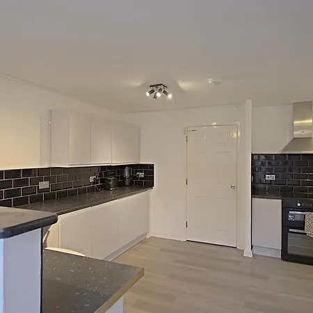 Contractor In Bs16 *